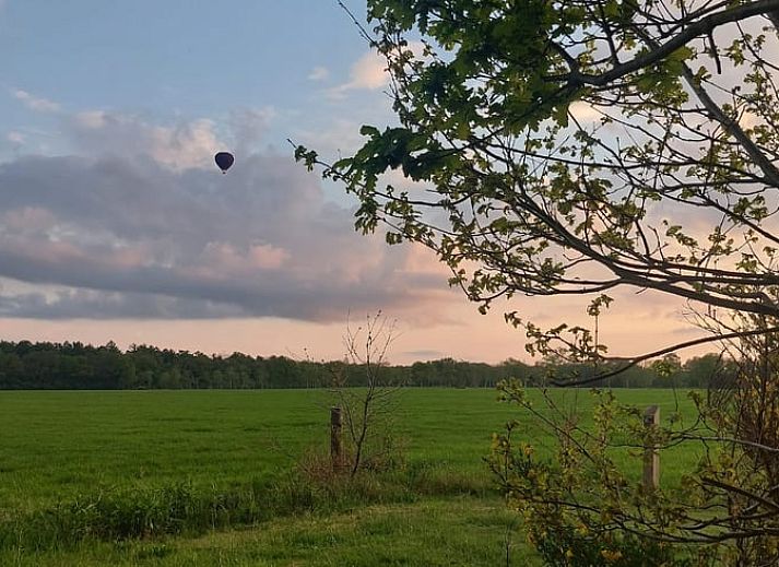 Adembenemende zonsondergang bij Vakantiehuis in Haulerwijk, gelegen in de Friese bossen.