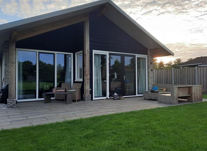 Vooraanzicht van Huisje in Boijl, een vakantiehuis in de Friese bossen van Friesland.