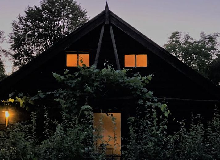 Rustieke houten facade van Vakantiehuisje in Boijl, genesteld in de groene natuur van Friesland.