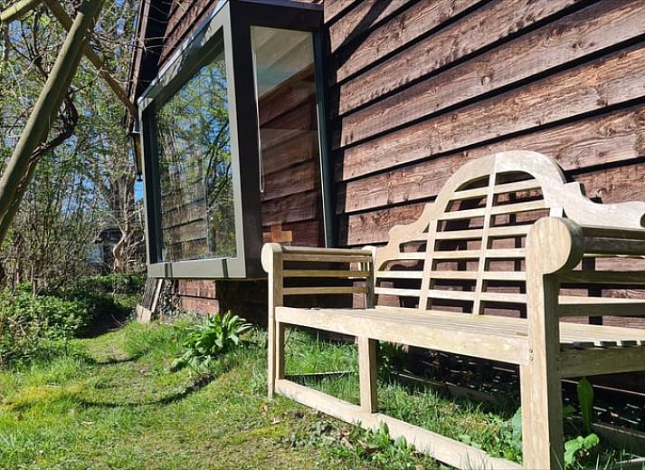 Rustieke houten facade van Vakantiehuisje in Boijl, genesteld in de groene natuur van Friesland.