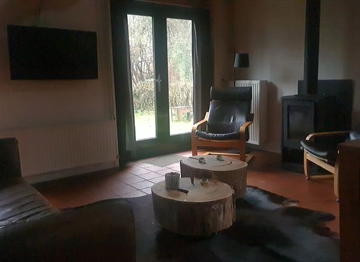 Buitenterras bij Vakantiehuisje in Boijl, ideaal voor een ontspannen maaltijd in de Friese bossen.