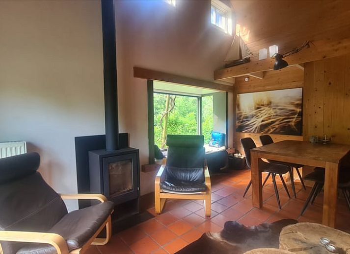 Gezelschap geniet van de tuin bij Vakantiehuisje in Boijl, een oase van rust in Friesland.