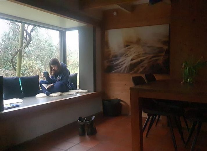 Gezelschap geniet van de tuin bij Vakantiehuisje in Boijl, een oase van rust in Friesland.