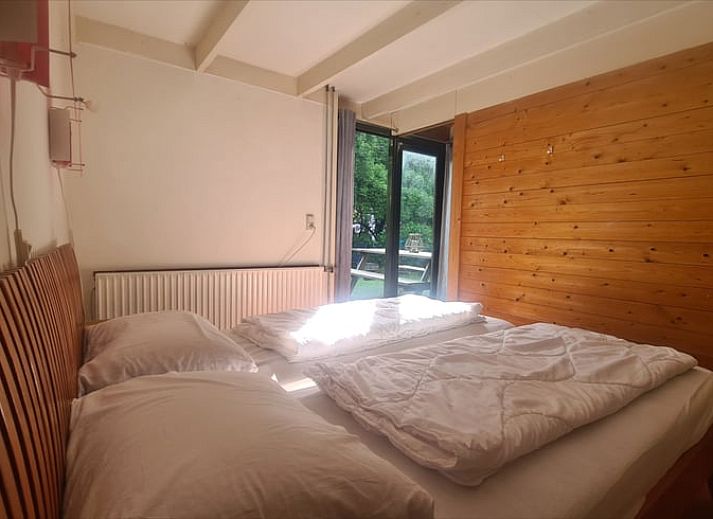 Kinderen spelen in de natuur rondom Vakantiehuisje in Boijl, midden in de Friese bossen.