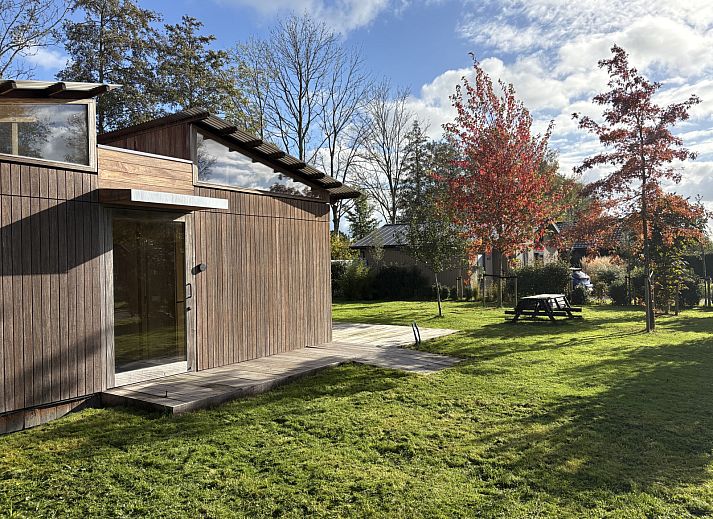 Modern bathroom in vacation home FR527, Boijl, Frisian woods, with sleek design and serene atmosphere for ultimate comfort in Friesland.