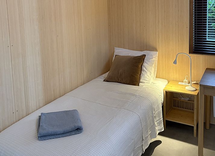 Modern bathroom in vacation home FR527, Boijl, Frisian woods, with sleek design and serene atmosphere for ultimate comfort in Friesland.