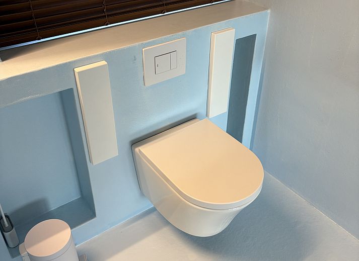 Modern bathroom in vacation home FR527, Boijl, Frisian woods, with sleek design and serene atmosphere for ultimate comfort in Friesland.