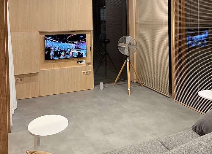Modern bathroom in vacation home FR527, Boijl, Frisian woods, with sleek design and serene atmosphere for ultimate comfort in Friesland.