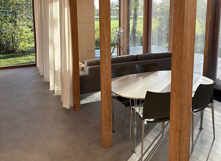 Modern bathroom in vacation home FR527, Boijl, Frisian woods, with sleek design and serene atmosphere for ultimate comfort in Friesland.