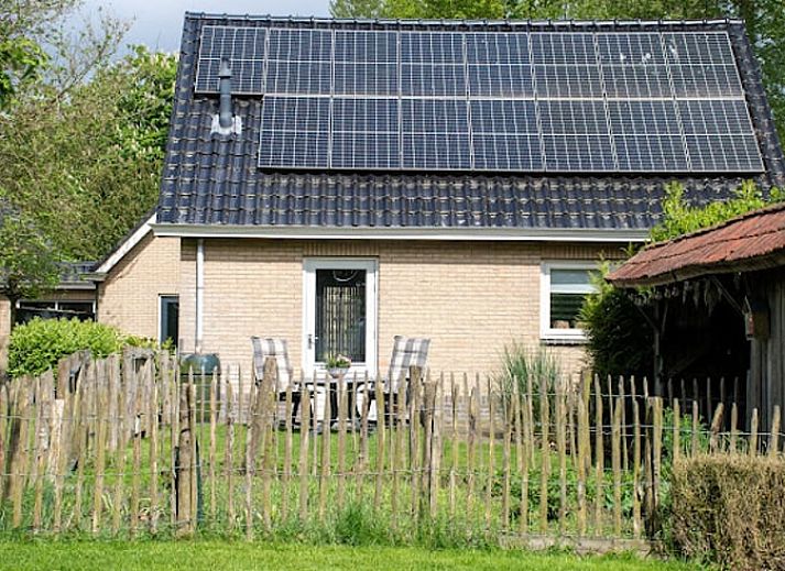 Vakantiehuisje in Hoornsterzwaag met uitzicht op groene tuin in Friese bossen, Friesland.
