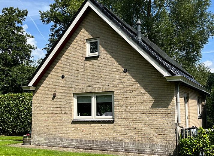 Vakantiehuisje in Hoornsterzwaag met uitzicht op groene tuin in Friese bossen, Friesland.