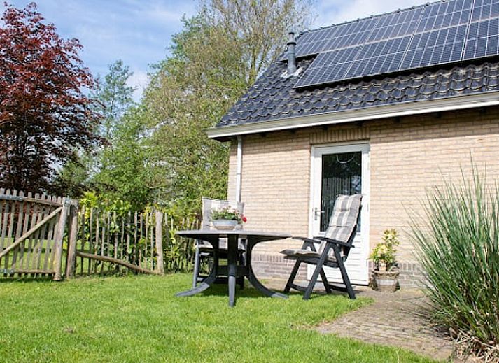 Gezellig terras bij Vakantiehuisje in Hoornsterzwaag, omgeven door natuur in Friesland.
