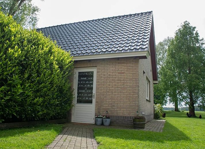 Gezellig terras bij Vakantiehuisje in Hoornsterzwaag, omgeven door natuur in Friesland.