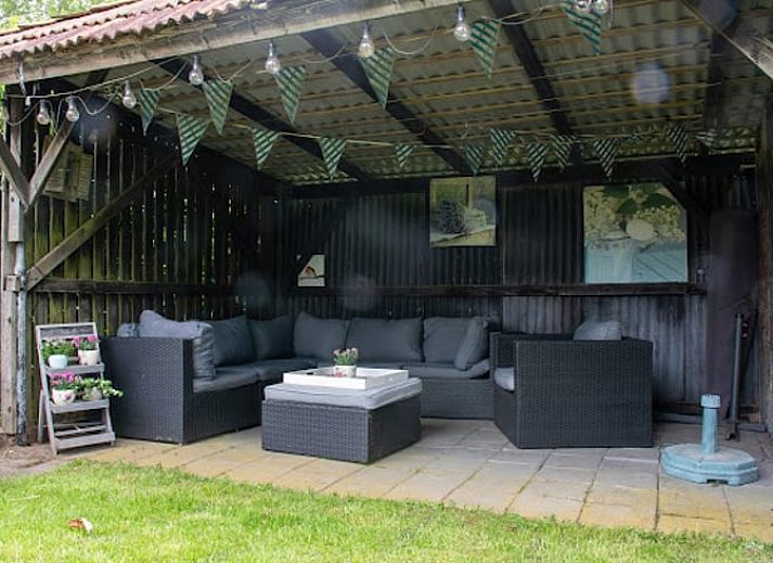 Bloemrijke tuin omheind bij Vakantiehuisje in Hoornsterzwaag, Friese bossen, Friesland.