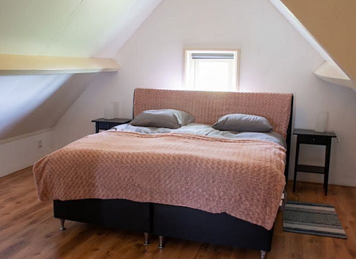 Bloemrijke tuin omheind bij Vakantiehuisje in Hoornsterzwaag, Friese bossen, Friesland.