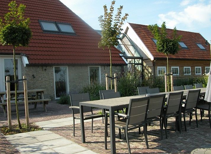 De Turfhoeke vakantiehuis in Gorredijk, Friesland, omgeven door kleurrijke tuinen en Friese natuur.