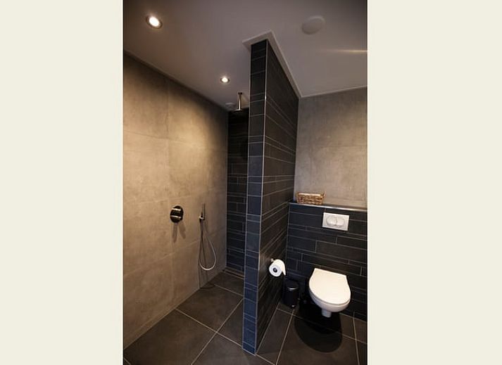 Moderne keuken in Vakantiehuis in Houtigehage, omgeven door Friese bossen.