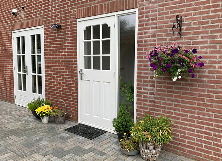 Eetruimte met uitzicht in Vakantiehuis in Houtigehage, Friese bossen.