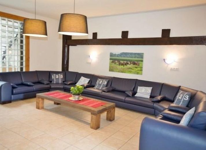 Ferienhaus FR108 in Oudehorne, Friesland, mit grossem gruenen Garten und traditioneller Architektur.