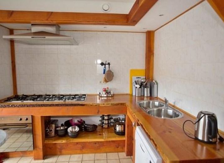 Ferienhaus FR108 in Oudehorne, Friesland, mit grossem gruenen Garten und traditioneller Architektur.