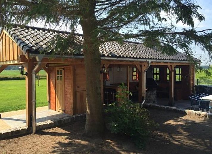 Voll ausgestattete Kueche im Ferienhaus FR108, Oudehorne, Friesische Waelder, mit Holzoberflaeche.