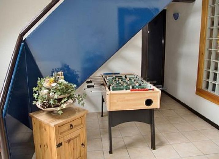 Voll ausgestattete Kueche im Ferienhaus FR108, Oudehorne, Friesische Waelder, mit Holzoberflaeche.