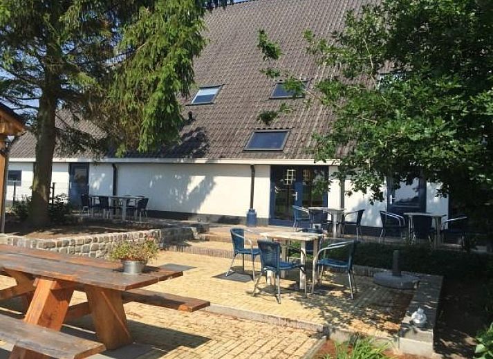 Voll ausgestattete Kueche im Ferienhaus FR108, Oudehorne, Friesische Waelder, mit Holzoberflaeche.