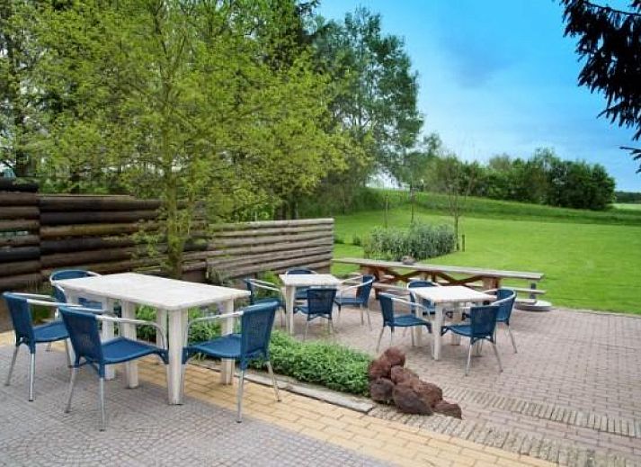 Voll ausgestattete Kueche im Ferienhaus FR108, Oudehorne, Friesische Waelder, mit Holzoberflaeche.