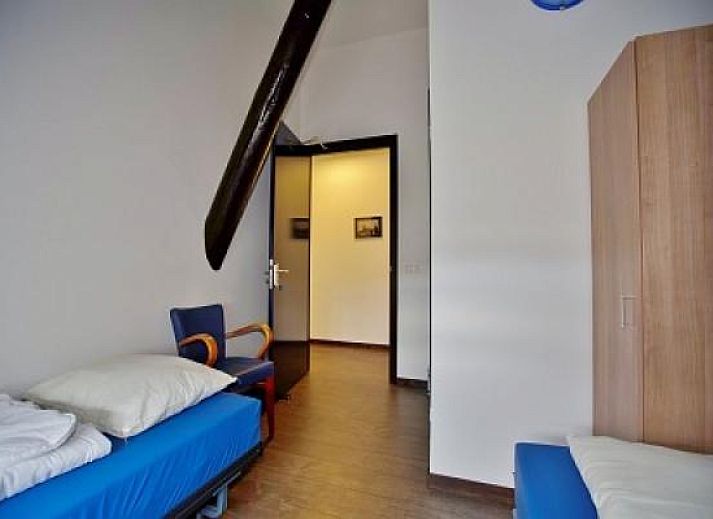 Ueberdachte Veranda mit Holzdetails im Ferienhaus FR108 in den friesischen Waeldern, Friesland.