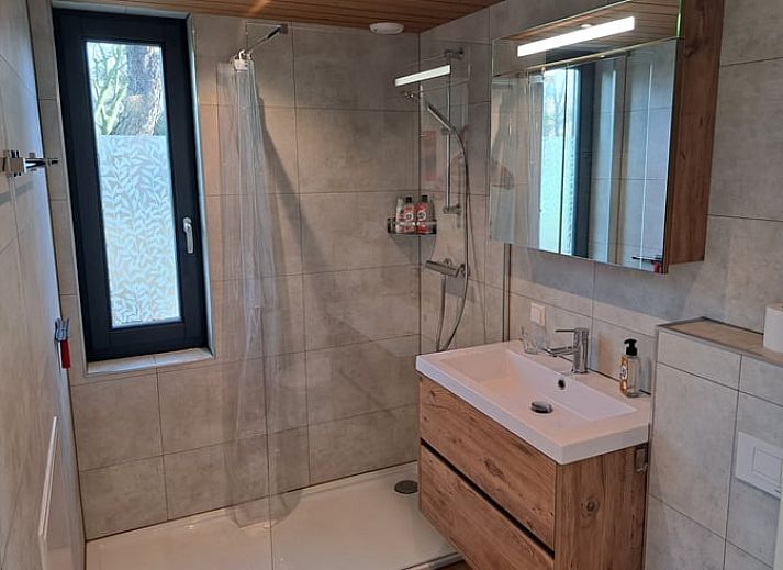 Rustic cottage in Lippenhuizen with garden path in the Frisian forests of Friesland.