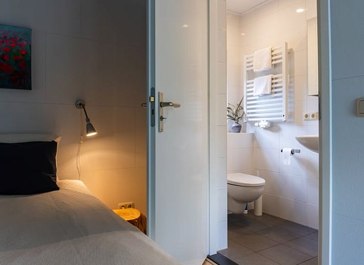 Ferienhaus in Ravenswoud, ein Ferienhaus in den friesischen Waeldern von Friesland, mit sonniger Terrasse und umgeben von gruener Natur.