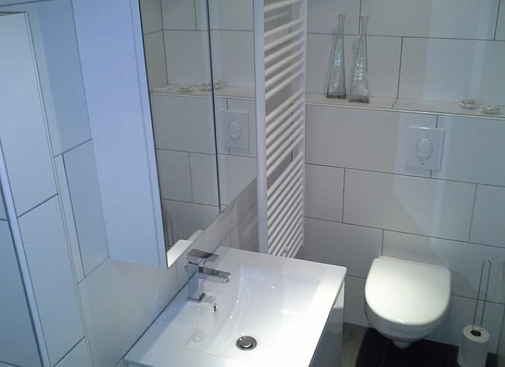 Entrance with wooden bench at Holiday Home in Steggerda, located in Friesland.