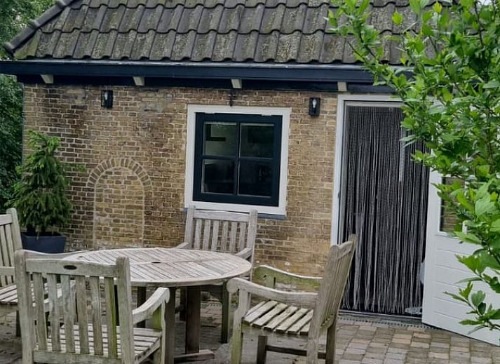 Seitenansicht des Ferienhauses in Nijemirdum, gelegen in den friesischen Waeldern, Friesland.