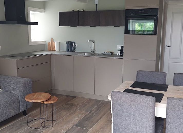 Seitenansicht des Ferienhauses in Nijemirdum, gelegen in den friesischen Waeldern, Friesland.