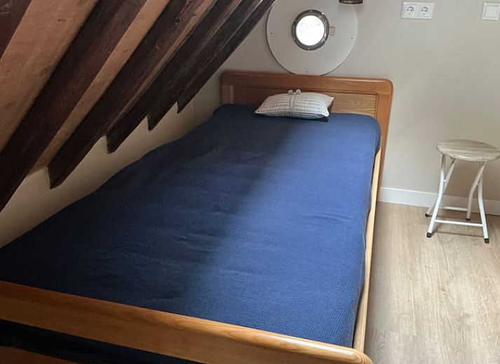 Gemuetliche Terrasse im Ferienhaus in Nijemirdum, umgeben von friesischer Natur.