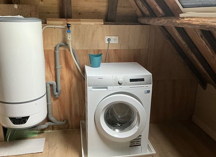 Gemuetliche Terrasse im Ferienhaus in Nijemirdum, umgeben von friesischer Natur.