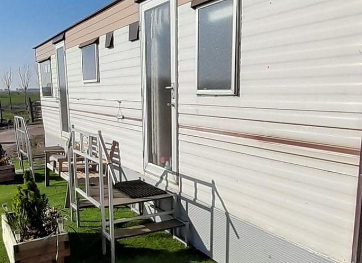 Geniet van het uitzicht op de groene velden vanaf het terras van Vakantiehuisje in Sneek, Friesland.