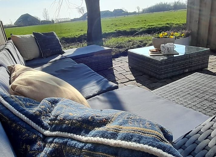 Bloemrijke tuin met kippenren bij Vakantiehuisje in Sneek, een gezellige vakantiewoning in Friesland.