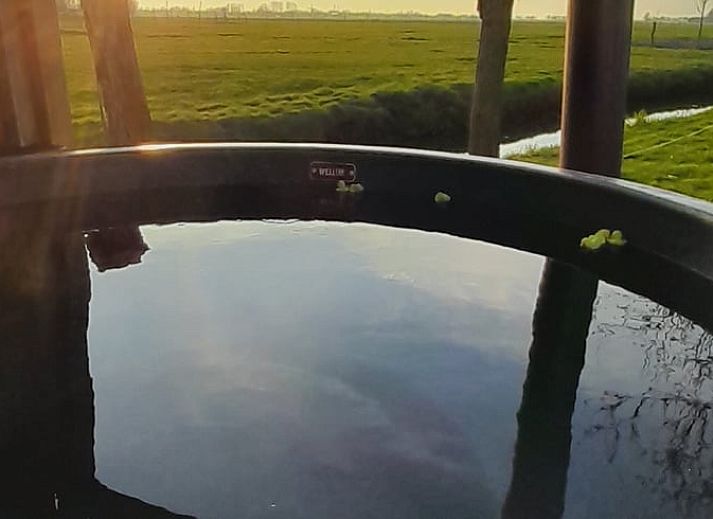 Bloemrijke tuin met kippenren bij Vakantiehuisje in Sneek, een gezellige vakantiewoning in Friesland.