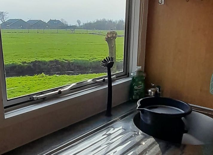 Rustig uitzicht op het platteland vanaf Vakantiehuisje in Sneek, ideaal voor een ontspannen verblijf.
