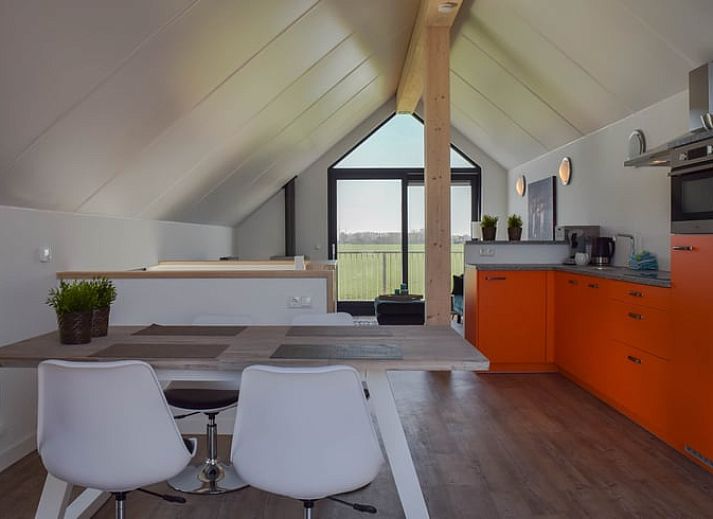 Moderne badkamer in Huisje in Stavoren, Stavoren, met stijlvolle regendouche en strakke witte tegels.