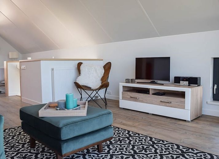 Moderne badkamer in Huisje in Stavoren, Stavoren, met stijlvolle regendouche en strakke witte tegels.