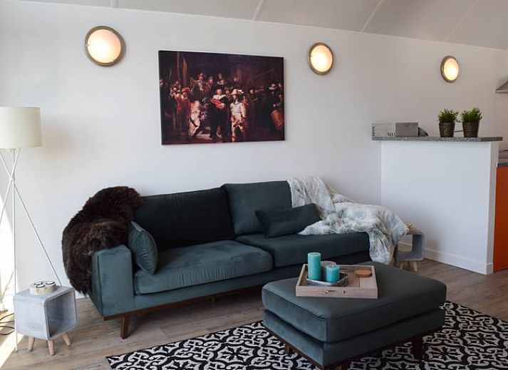 Moderne badkamer in Huisje in Stavoren, Stavoren, met stijlvolle regendouche en strakke witte tegels.