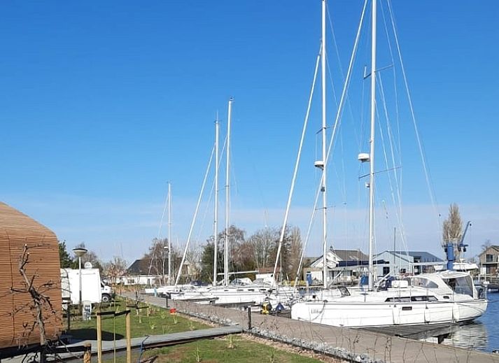 Vakantiehuisje in Stavoren met moderne architectuur in Friesland, Friese elfsteden.