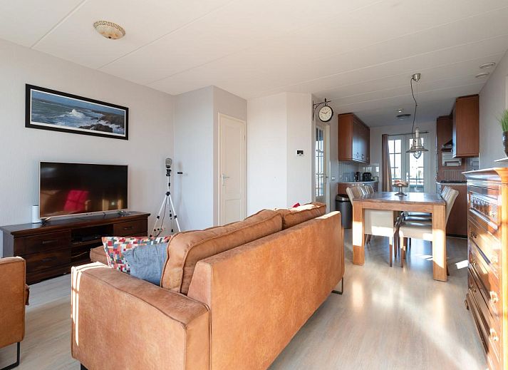 Schippershuis Stavoren in Friesland met uitzicht op de jachthaven, een vakantieverblijf met ruime balkons en natuurlijke omgeving.