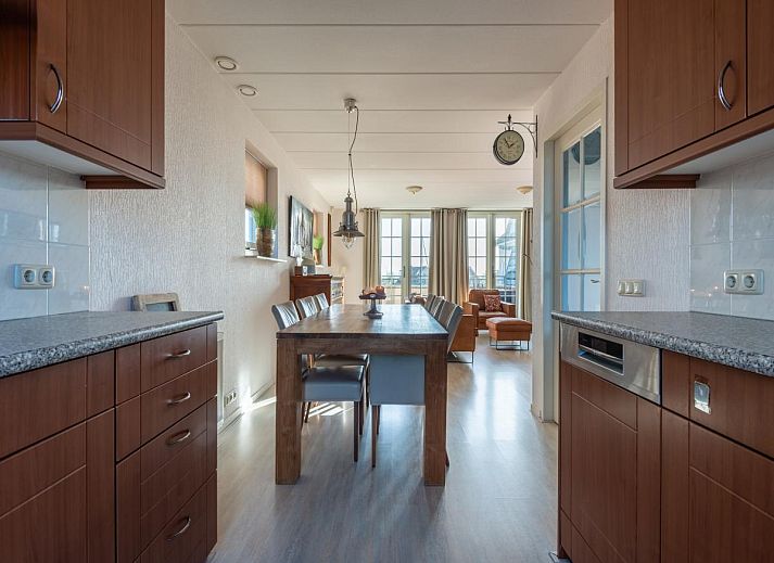 Schippershuis Stavoren in Friesland met uitzicht op de jachthaven, een vakantieverblijf met ruime balkons en natuurlijke omgeving.