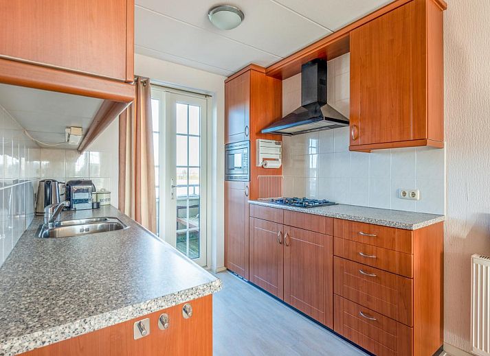 Schippershuis Stavoren in Friesland met uitzicht op de jachthaven, een vakantieverblijf met ruime balkons en natuurlijke omgeving.