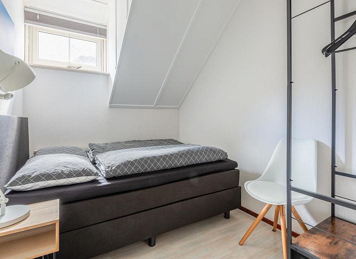 Gezellige woonruimte in Schippershuis Stavoren, vakantiehuis in Friesland, met comfortabele zithoek en veel natuurlijk licht.