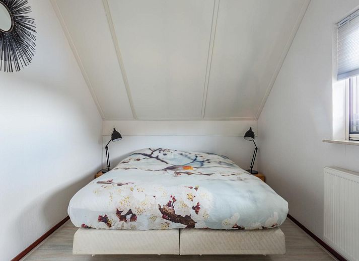 Gezellige woonruimte in Schippershuis Stavoren, vakantiehuis in Friesland, met comfortabele zithoek en veel natuurlijk licht.