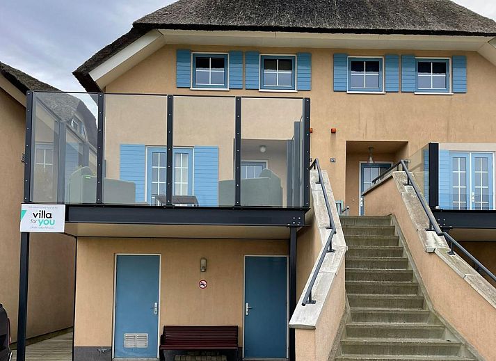 Eet- en leefruimte in Schippershuis Stavoren, vakantiehuis in Friesland, met houten meubels en moderne keukenfaciliteiten.